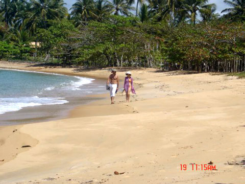 Casal de turistas na praia de Jacumã