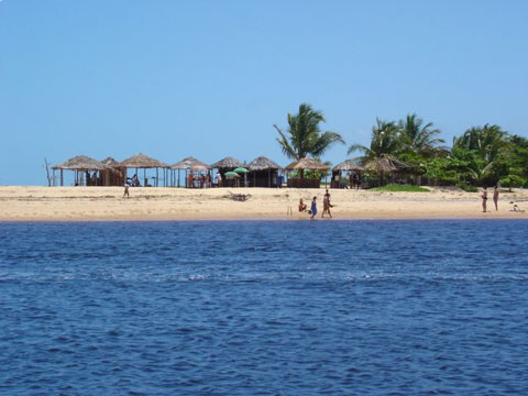 Barracas na praia de Cara&iacute;va