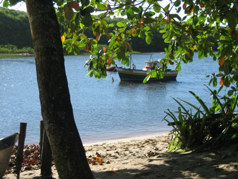 Barco de pesca no rio Caraíva 