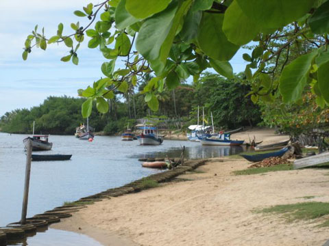 Barcos ancorados em Cara&iacute;va