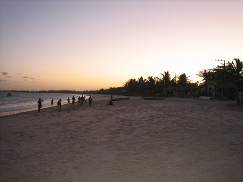 Jogo de futebol ao atardecer na praia de Corumbau