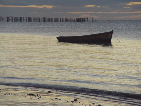 Pier e barca ancorada no amanhecer de Cumuruxatiba - Brasil