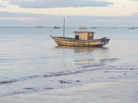 Barca ancorada na praia de Cumuru