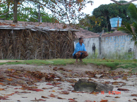 Homem observando o mar - Praia de Cumuruxatiba