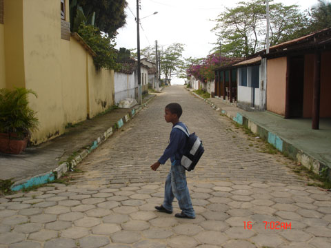 Rua de Cumuruxatiba, BA - menino indo pra escola
