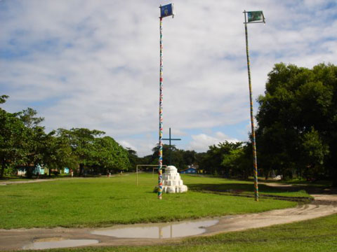 No dia da festa de São Sebastião, os homens transportam um mastro de madeira com mais de 10 metros de altura, encimado com a bandeira de São Sebastião, substituindo a do ano anterior.
