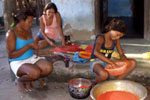 Mulheres producindo Artesanato na Aldeia M&atilde;e Barra Velha